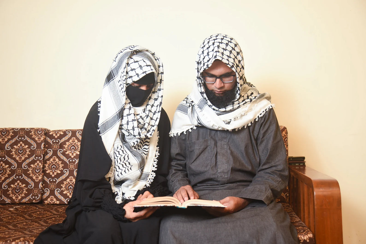 Palestine Keffiyeh Kufiya Scarf (48*48)- Free Palestine Traditional Shemagh with Tassels Arafat Hatta Arab Style Headscarf for Men and Women